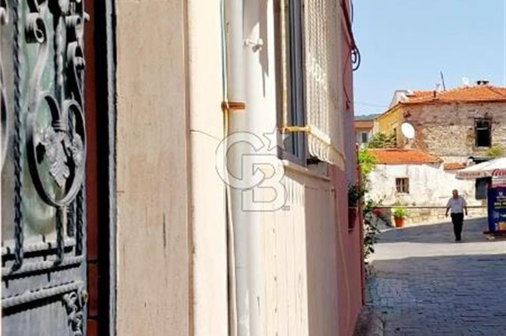 Foça Marsilya Meydanında Satılık Tadilatlı Eşyalı 1+1 Daire