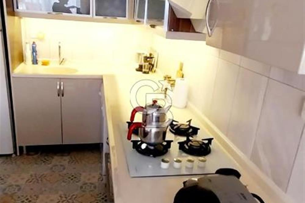 Foça Marsilya Meydanında Satılık Tadilatlı Eşyalı 1+1 Daire