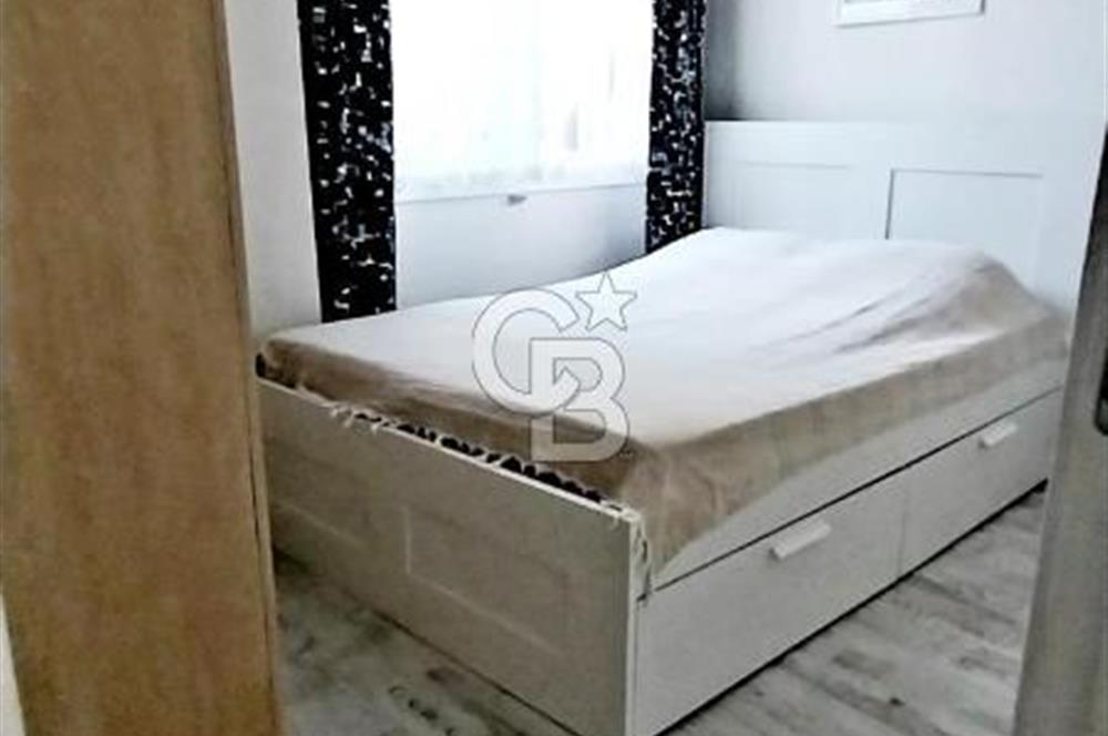 Foça Marsilya Meydanında Satılık Tadilatlı Eşyalı 1+1 Daire