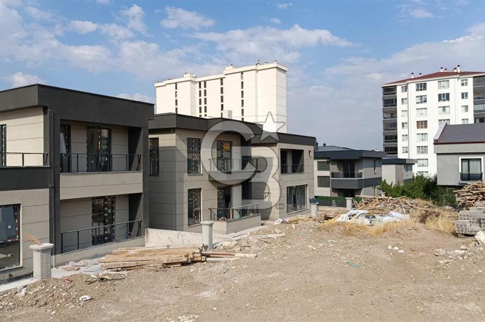 YENİ BAĞLICA'DA MERKEZİ KONUMDA CADDE ÜZERİ SATILIK VİLLA 