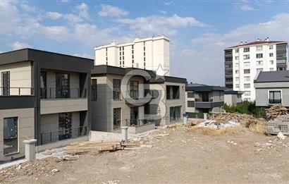 YENİ BAĞLICA'DA MERKEZİ KONUMDA CADDE ÜZERİ SATILIK VİLLA 