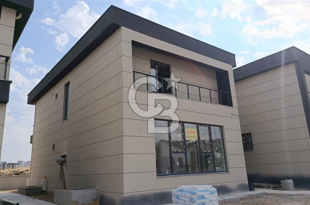 YENİ BAĞLICA'DA MERKEZİ KONUMDA CADDE ÜZERİ SATILIK VİLLA 