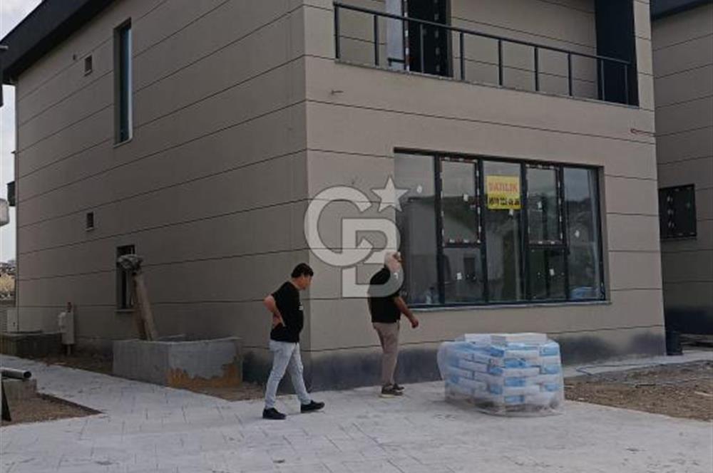 YENİ BAĞLICA'DA MERKEZİ KONUMDA CADDE ÜZERİ SATILIK VİLLA 