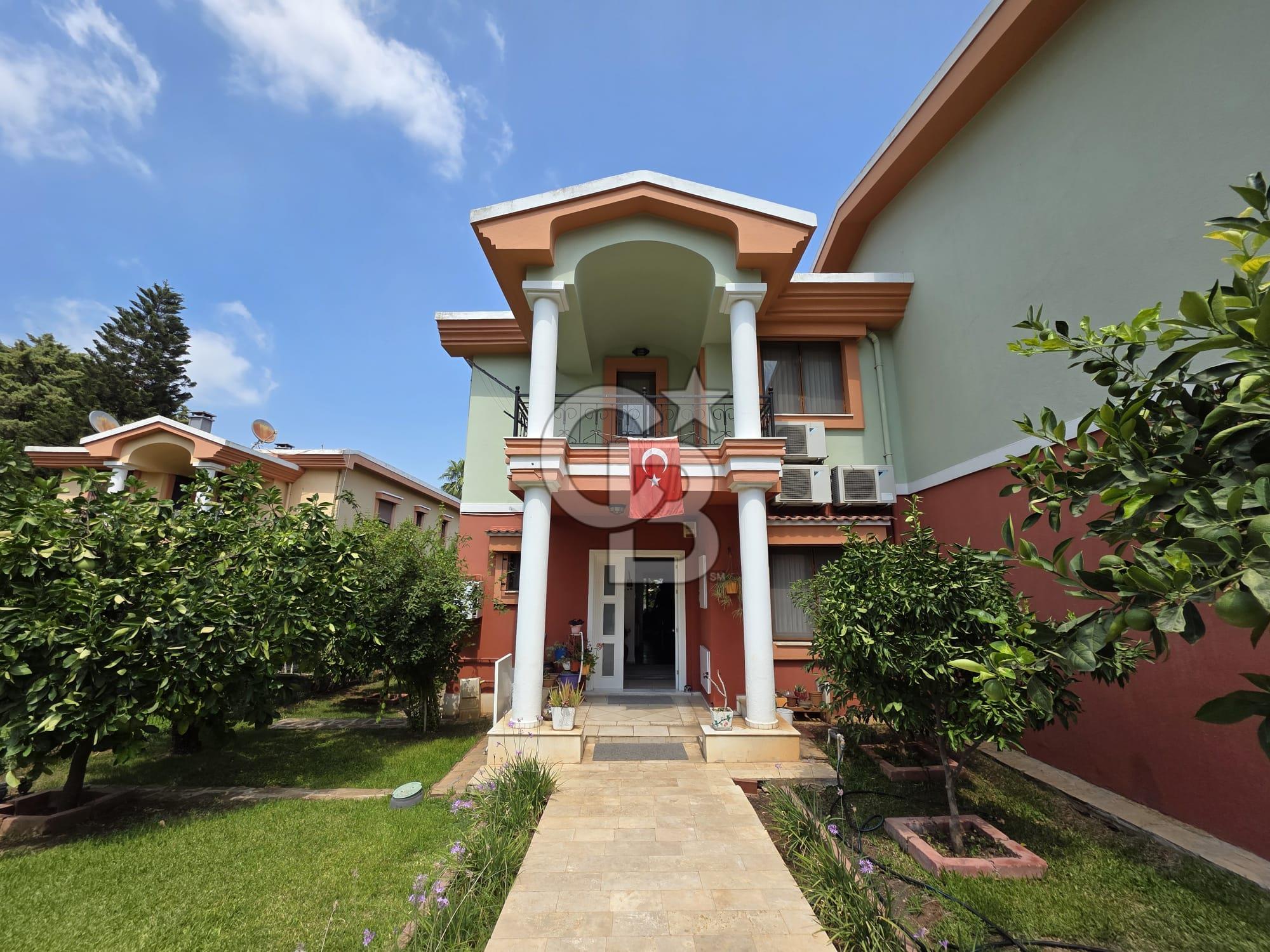 ÇAMLIGÖL SİTESİNDE GENİŞ BAHÇELİ SATILIK TRİPLEX VİLLA 