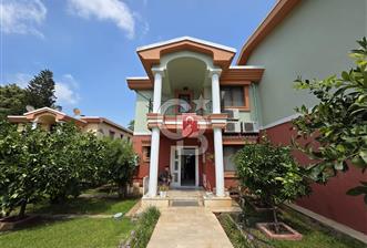 ÇAMLIGÖL SİTESİNDE GENİŞ BAHÇELİ SATILIK TRİPLEX VİLLA 