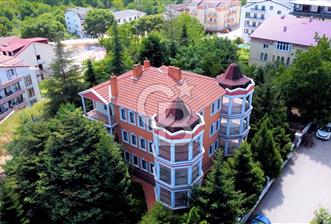 BAŞİSKELE BARBAROS MAHALLESİNDE KÖŞK - 1807 m² ARSA İÇİNDE