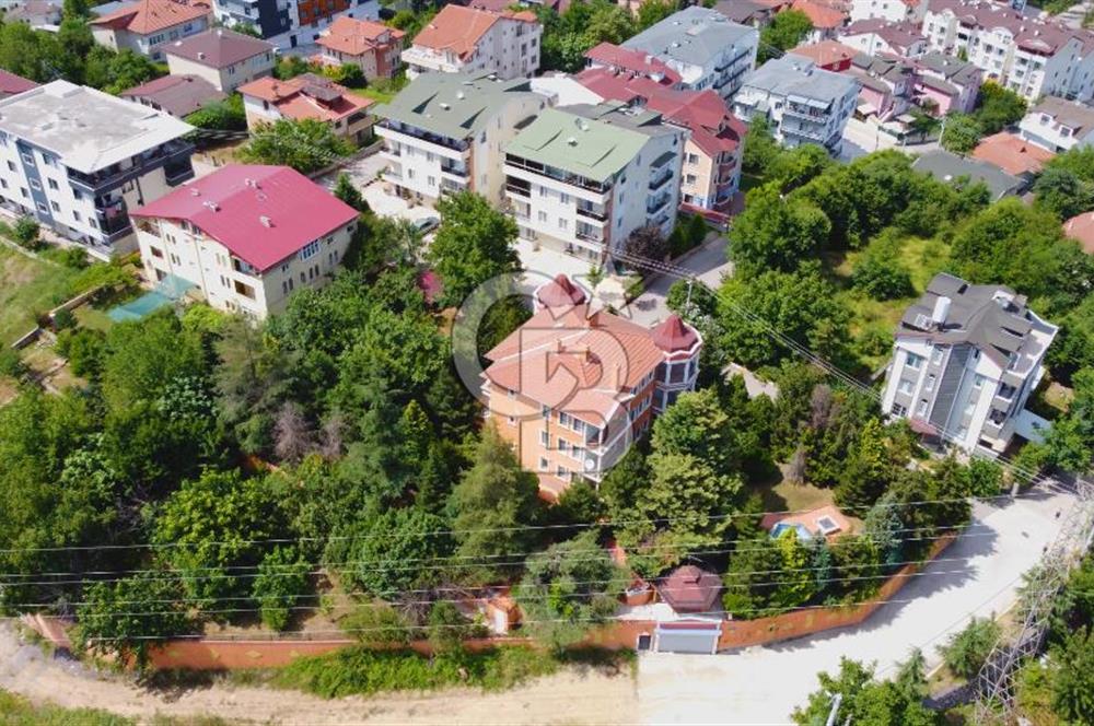 BAŞİSKELE BARBAROS MAHALLESİNDE KÖŞK - 1807 m² ARSA İÇİNDE