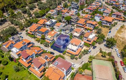 MENDERES ÖZDERE ' DE SATILIK TRİPLEKS VİLLA
