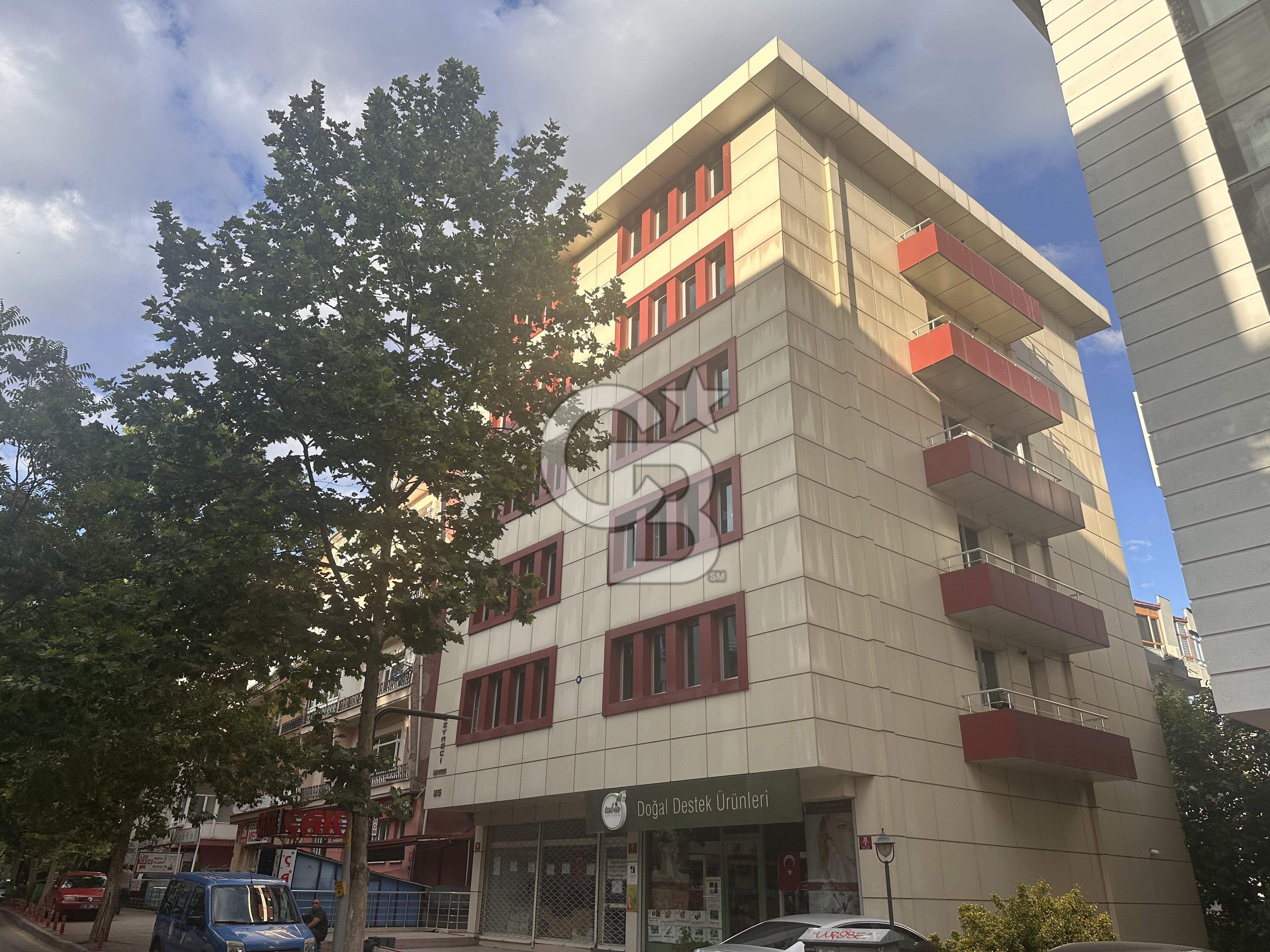 Menekşe-2'de Asansörlü İş Merkezinde Kiralık 2+1 Ofis