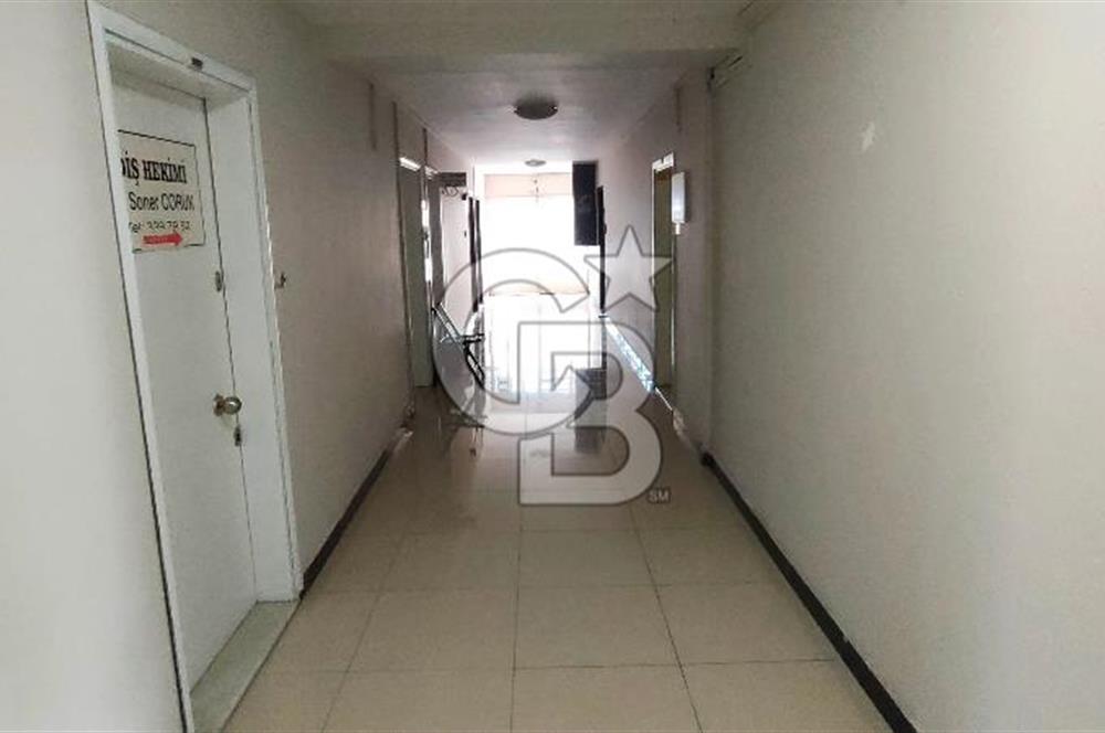 Bornova merkezde iş merkezinde 2+0 satılık ofis