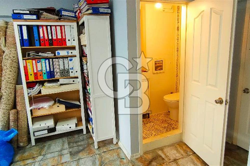 Bornova merkezde iş merkezinde 2+0 satılık ofis