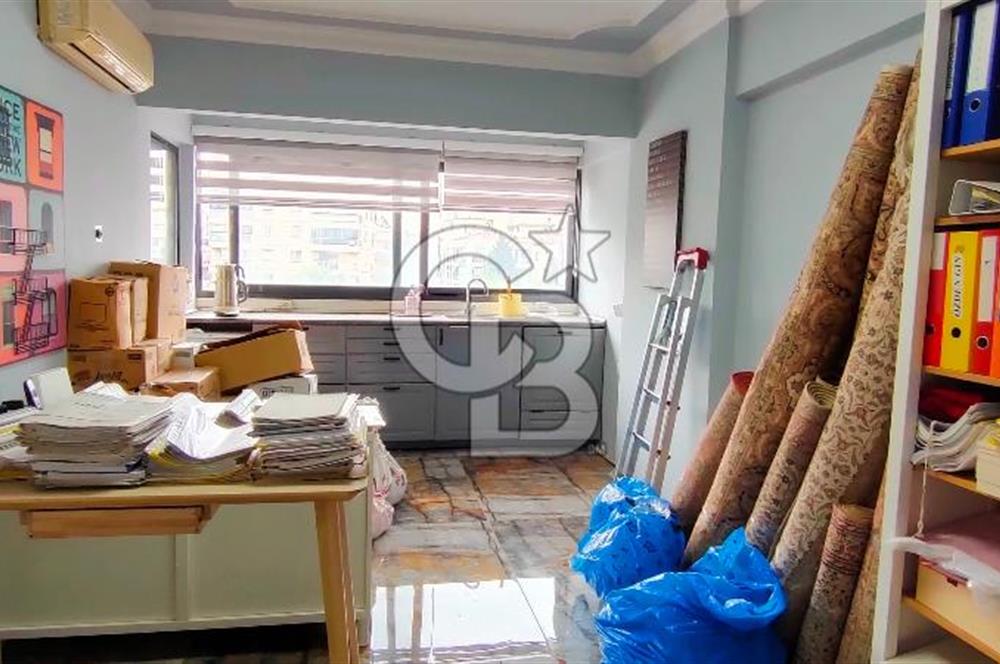 Bornova merkezde iş merkezinde 2+0 satılık ofis