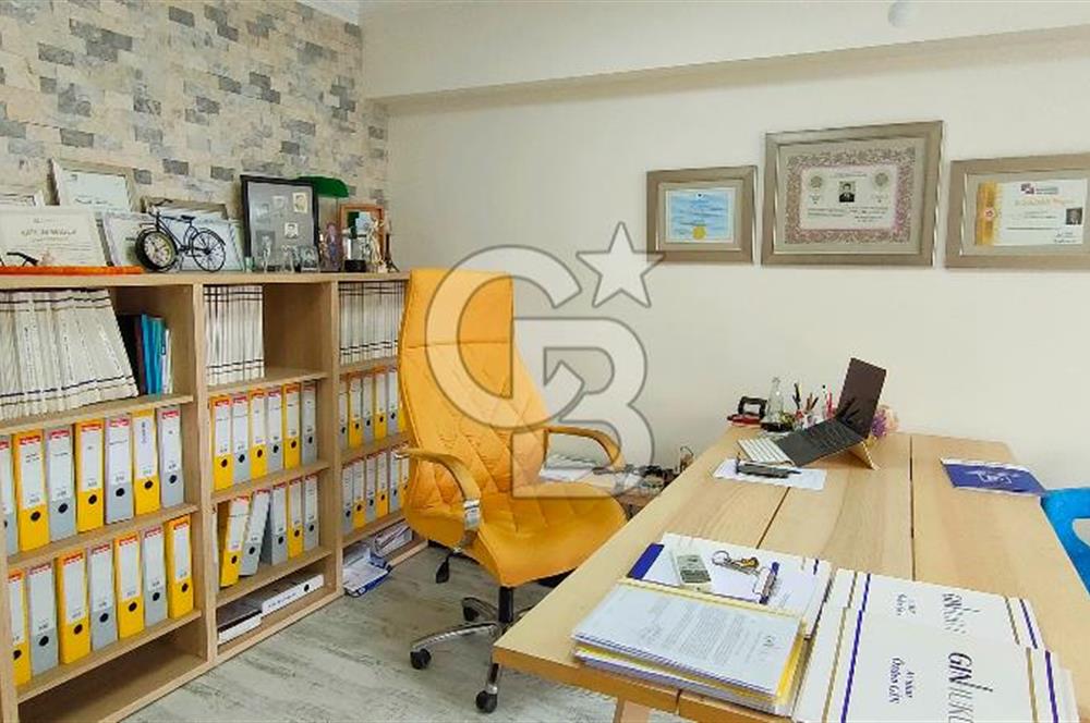 Bornova merkezde iş merkezinde 2+0 satılık ofis