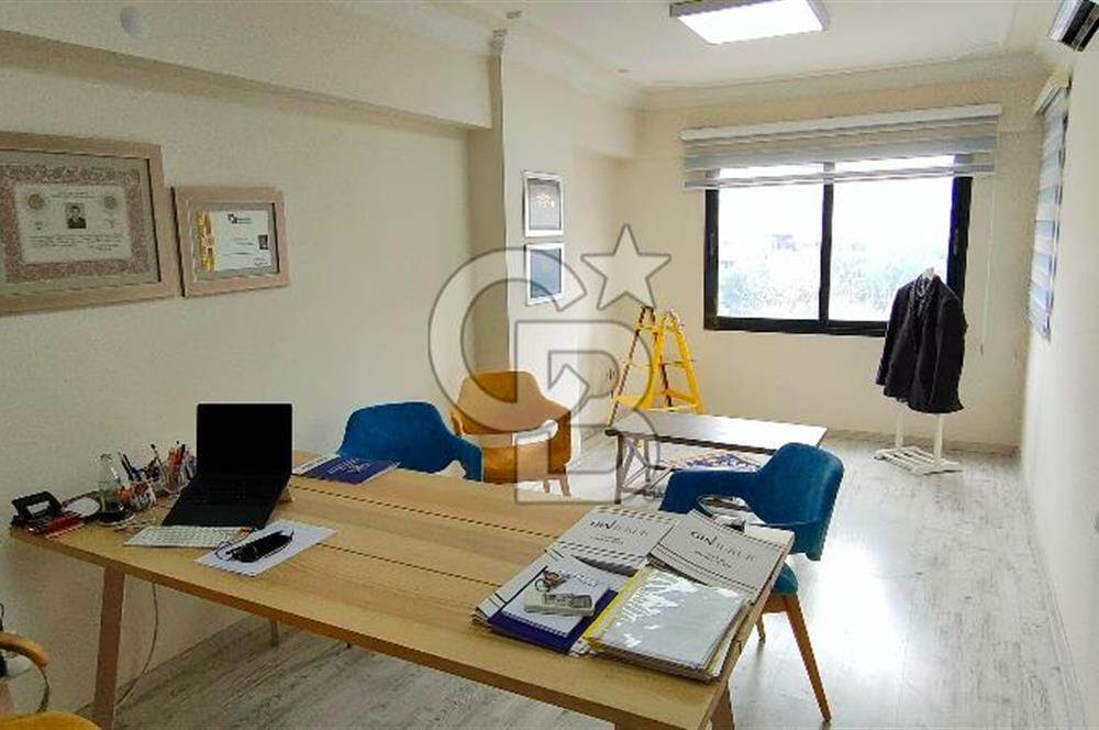 Bornova merkezde iş merkezinde 2+0 satılık ofis
