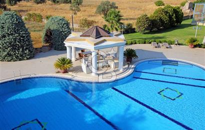 URLA İSKELE DE 800 M2 KAPALI ALAN MALİKANE VE 14.000 M2 ARAZİ