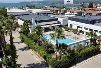 Megapol Urla Evlerinde Tek Katlı Tam Müstakil Havuzlu Villa