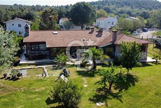 Urla Altınköy Çiftlik Evleri Sitesinde Satılık, Büyük Bahçeli, Tek Katlı Müstakil Villa