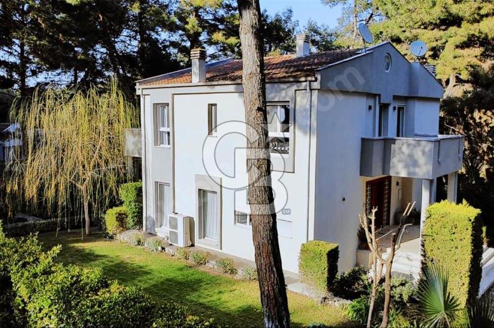 Urla İçmelerde Menesköy Sitesinde 1750m2 Bahçe İçerisinde 5+1 Müstakil Villa