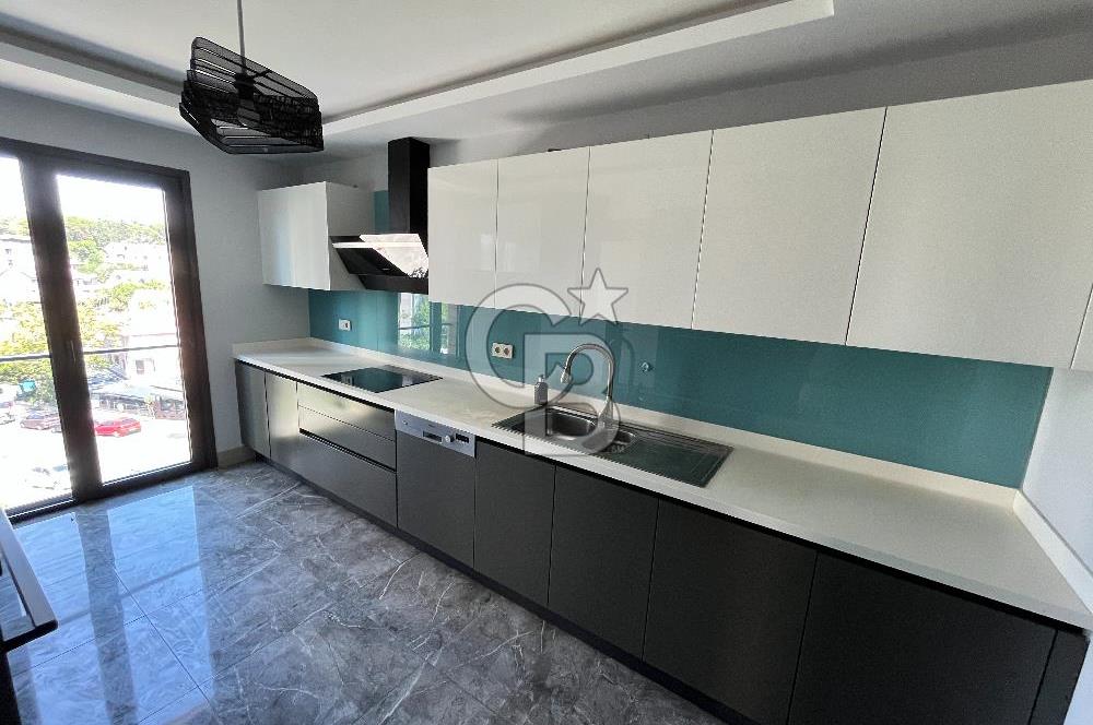 Acıbadem Koşuyolu Konaklarında Arakat Balkonlu Kiralık 3+1 Daire