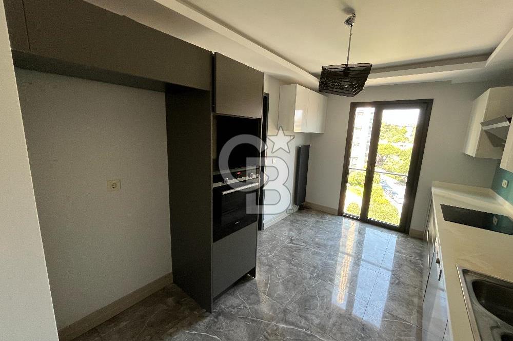 Acıbadem Koşuyolu Konaklarında Arakat Balkonlu Kiralık 3+1 Daire