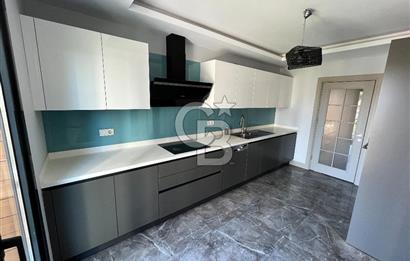 Acıbadem Koşuyolu Konaklarında Arakat Balkonlu Kiralık 3+1 Daire