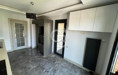 Acıbadem Koşuyolu Konaklarında Arakat Balkonlu Kiralık 3+1 Daire