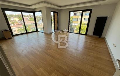 Acıbadem Koşuyolu Konaklarında Arakat Balkonlu Kiralık 3+1 Daire