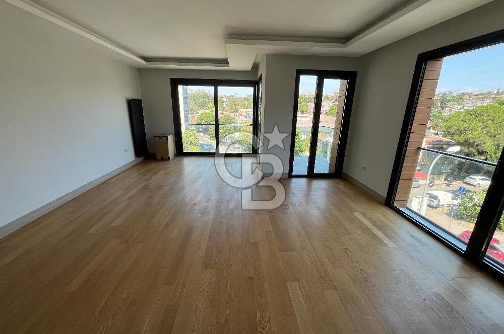 Acıbadem Koşuyolu Konaklarında Arakat Balkonlu Kiralık 3+1 Daire