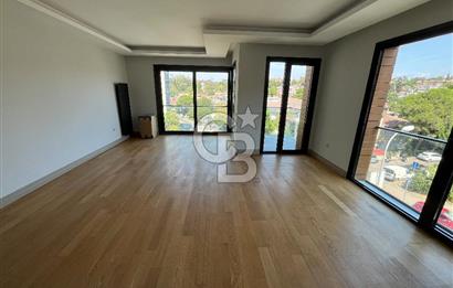Acıbadem Koşuyolu Konaklarında Arakat Balkonlu Kiralık 3+1 Daire