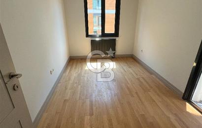 Acıbadem Koşuyolu Konaklarında Arakat Balkonlu Kiralık 3+1 Daire
