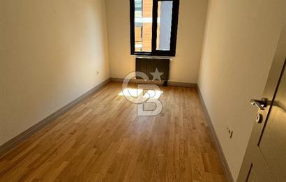 Acıbadem Koşuyolu Konaklarında Arakat Balkonlu Kiralık 3+1 Daire