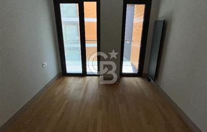 Acıbadem Koşuyolu Konaklarında Arakat Balkonlu Kiralık 3+1 Daire
