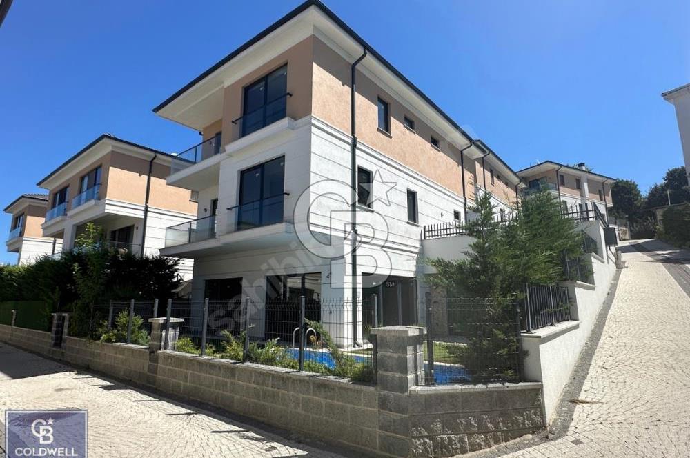 ÇEKMEKÖY HÜSEYİNLİ SİTE İÇİ HAVUZLU 5+1 SATILIK VİLLA