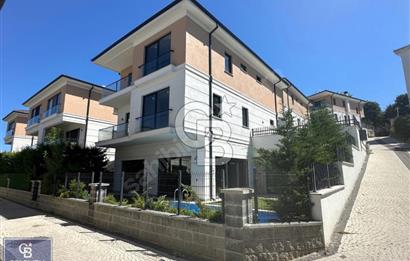 ÇEKMEKÖY HÜSEYİNLİ SİTE İÇİ HAVUZLU 5+1 SATILIK VİLLA