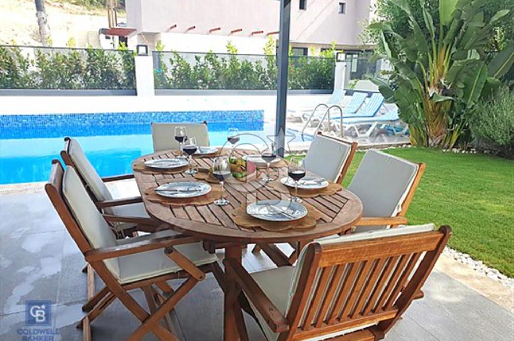ÇEŞME MERKEZ'DE MÜSTAKİL HAVUZLU VE BAHÇELİ 3+1 KİRALIK VİLLA