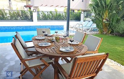 ÇEŞME MERKEZ'DE MÜSTAKİL HAVUZLU VE BAHÇELİ 3+1 KİRALIK VİLLA