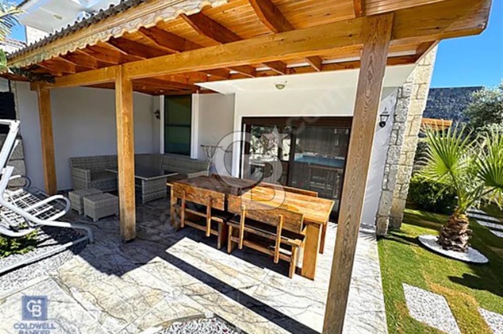 ALAÇATI'DA MÜSTAKİL HAVUZ VE BAHÇELİ EŞYALI 3+1 KİRALIK VİLLA