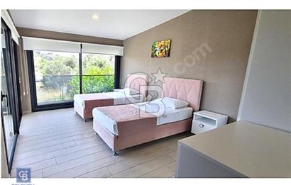 ÇEŞME MERKEZ'DE MÜSTAKİL HAVUZLU VE BAHÇELİ 3+1 KİRALIK VİLLA