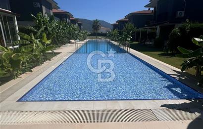 Kuşadası'nda Sahile Yakın Havuzlu Sitede Satılık Villa