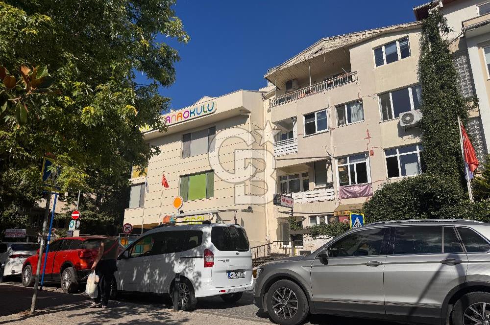 Koşuyolu’nda 13 Yıaşında 1.084 m2 Kapalı Alanlı Satılık Bina