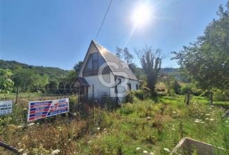 Yalova Kurtköy'de, Merkezi Konumda Bungalov Evi Bulunan Tarla