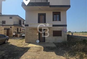 ALTINOVA’DA PLAJA 2 DAKİKA 3 KATLI, 2 GİRİŞLİ GENİŞ AİLEYE VİLLA