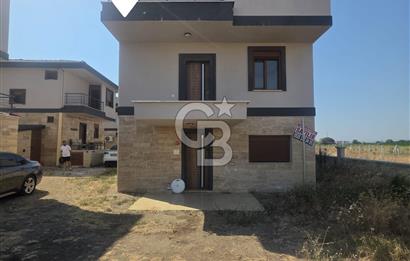ALTINOVA’DA PLAJA 2 DAKİKA 3 KATLI, 2 GİRİŞLİ GENİŞ AİLEYE VİLLA