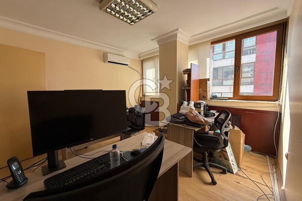 Prestijli İş Merkezinde Kiracılı 2+1 Ofis Kadıköy Yatırımlık