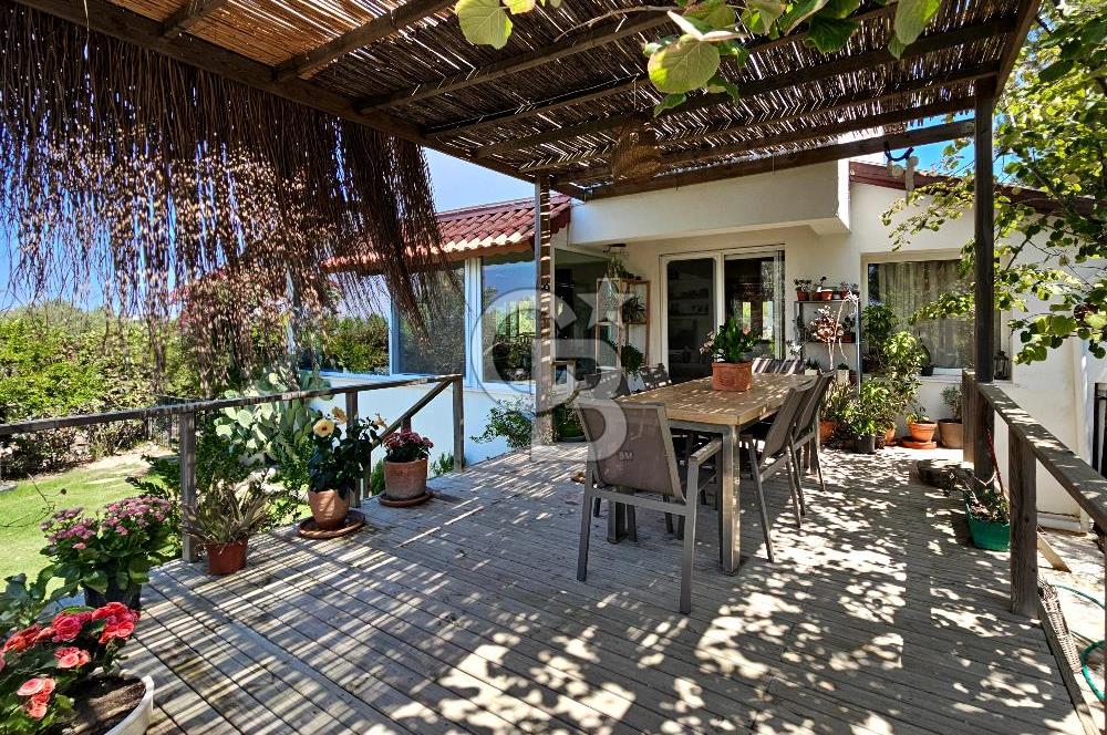 Urla Kalabak'ta Deniz Manzaralı Tam Müstakil 5+1 Villa Satılık