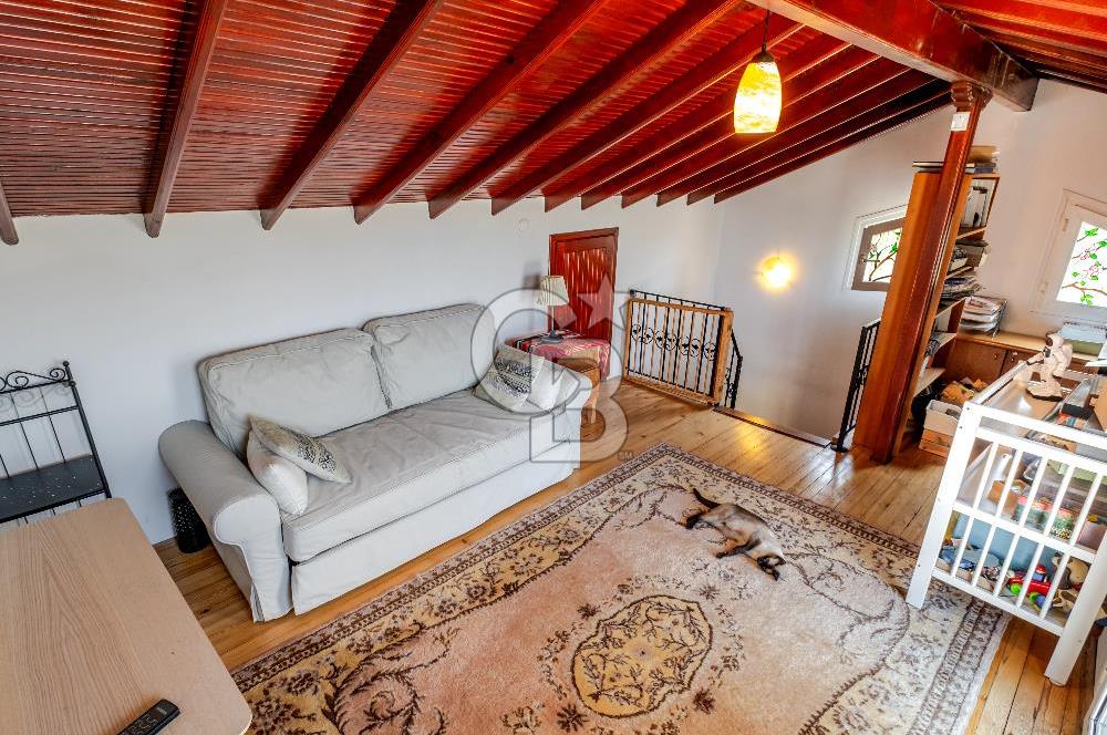 Urla Kalabak'ta Deniz Manzaralı Tam Müstakil 5+1 Villa Satılık