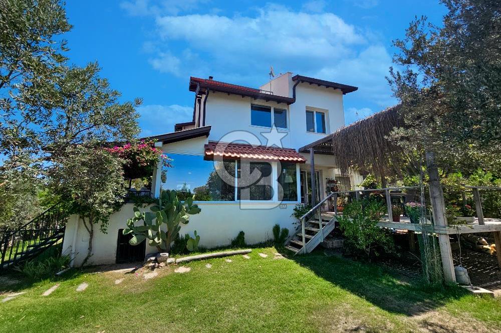 Urla Kalabak'ta Deniz Manzaralı Tam Müstakil 5+1 Villa Satılık
