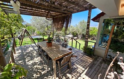 Urla Kalabak'ta Deniz Manzaralı Tam Müstakil 5+1 Villa Satılık