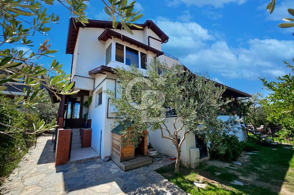 Urla Kalabak'ta Deniz Manzaralı Tam Müstakil 5+1 Villa Satılık