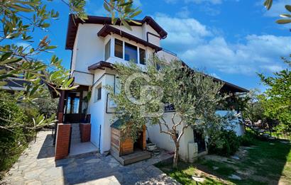 Urla Kalabak'ta Deniz Manzaralı Tam Müstakil 5+1 Villa Satılık